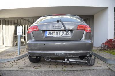 Waiblingen-Neustadt: Brand gelegt, Feuerwehrmaenner fast ueberfahren und Polizeibeamten mitgeschleift